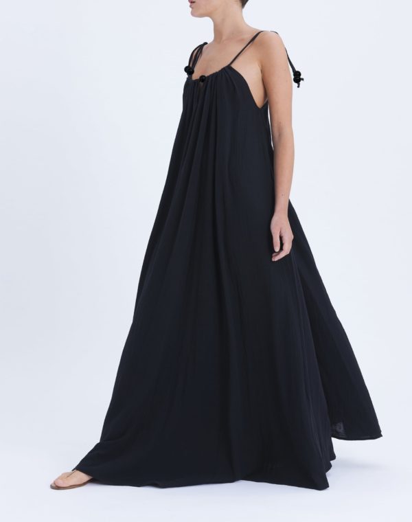 Longue robe noir d'été à bretelle et perle en bois